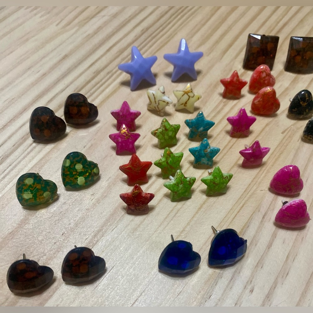 ✨19 pairs of soft plastic earrings, in different colors, good condition✨